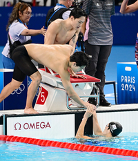 [포토]결선 진출 계영 이호준, 김우민 손 쓰담쓰담