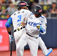 [포토]‘하이파이브는 엉덩이지! 2점홈런’ 황재균