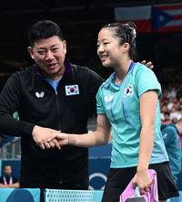 [포토]승리의 악수를 나누는 신유빈과 오광헌 감독