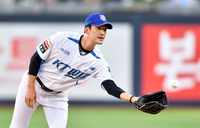 ‘5이닝 4자책’ KT 고영표, 467일 만의 홈런 2개 허용 [SS수원in]