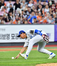 [포토]‘채은성 플라이 놓친’ 황재균