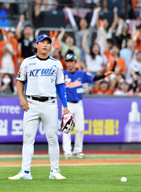 [포토]나도 믿기지 않는다‘3회초 실책범한 황재균’