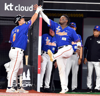 [포토]‘페라자와 자축’ 솔로포 노시환