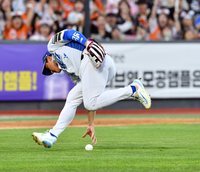 [포토]‘3회초 실책범한 황재균’