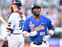 [포토]‘관중석 누군가를 찾으며’선제 솔로포 페라자