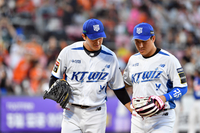 [포토]고영표에 미안함 표시‘3회초 3실점 빌미 황재균’