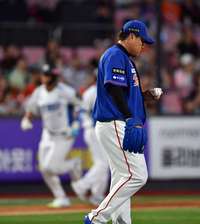 [포토]‘류현진 상대로 실책 만회하는 2점홈런’ 황재균