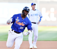 [포토]‘오늘도 KT 잡자!!’선제 솔로포 페라자