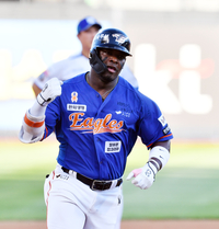 [포토]‘주먹불끈!’선제 솔로포 페라자