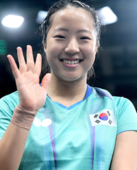 [포토]신유빈, 미소와 함께 손인사