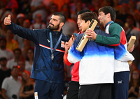 [포토]메달리스트들과 함께 셀카 찍는 이준환