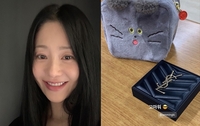 고현정, 절친 강민경에게 명품 선물 받았다...19살차 우정