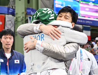 [포토]결승 진출에 포옹하는 구본길-박상원