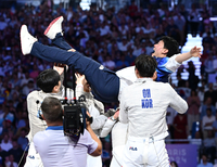 [포토]올림픽 3연패에 원우영 코치도 하늘 높이!