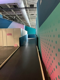 어설프고 모자라지만 배울 점도 있다, 약자를 위한 파리의 배려와 효율적인 가변석[정다워의 미드섬머인파리]