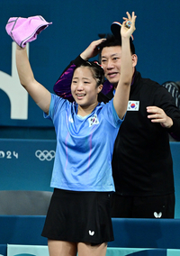 [포토]4강 진출에 기뻐하는 신유빈과 오광헌 감독