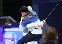 [포토]결승 진출의 기쁨을 나누는 오상욱과 원우