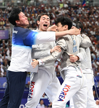 [포토]결승 진출의 기쁨을 나누는 펜싱 사브르