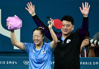 [포토]울음 터진 신유빈, 오광헌 감독과...