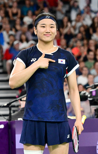 [포토]안세영, 자랑스런 태극기 가리키며