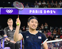 [포토]관중들에게 인사하는 안세영