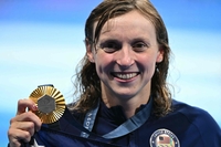 올림픽 역사 탄생!…美 레데키, ‘4연속대회’ 금메달 딴 최초의 女 수영선수 [파리 2024]