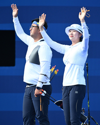 [포토]김우진-임시현, 양궁 혼성 단체전 8강 진출