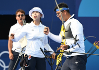 [포토]양궁 혼성 단체전 8강 진출하는 김우진-임