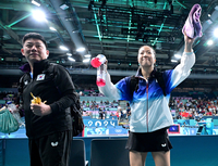 [포토]신유빈, 결승 진출 좌절에도 밝게!