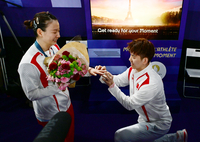 [포토]혼성 복식 금메달 딴 중국 황야총, 류위첸으로부터 깜짝 프로