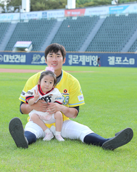 ‘딸바보’ 허경민 소원성취, 네 살짜리 딸 서우 양과 “연습 열심히 할 것”이라며 방긋