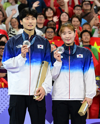 [포토]은메달 내보이는 김원호-정나은