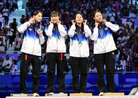 [포토]펜싱 여자 사브르 단체 은메달, 귀걸이 세리머니의 의미는?