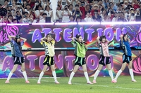 뉴진스, 뮌헨 vs 토트넘 하프타임 쇼 달궜다…잔디 훼손 최소화 ‘눈길’