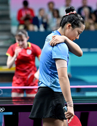 [포토]어깨 매만지는 신유빈