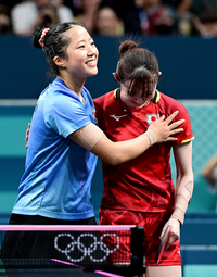 [포토]웃으며 승자 축하하는 신유빈