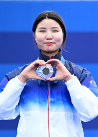 [포토]은메달로 하트 만들어 보이는 남수현