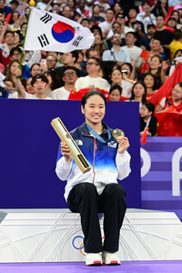 [포토]안세영, 시상대에 앉아서!