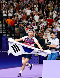 [포토]태극기 들고 코트를 뛰어다니는 안세영