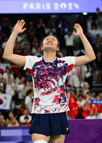 [포토]금메달에 기뻐하는 안세영