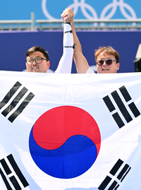 [포토]3관왕 김우진, 자랑스런 태극기 들고!