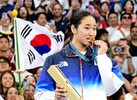 [포토]금메달 깨무는 안세영