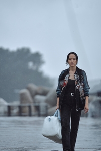 “술 당긴다” 임지연 발언, 괜한 말이 아니네…차가운 위스키 같은 영화 ‘리볼버’ [SS무비]