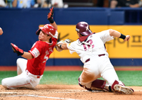 [포토] ‘김건희 태그 피하는 최지훈’