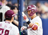 [포토] ‘9번타자의 동점홈런’ 김건희