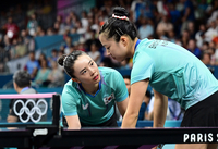 [포토]사인 주고 받는 전지희-신유빈