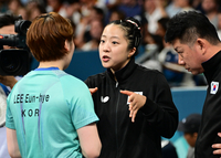 [포토]이은혜에게 이야기하는 신유빈