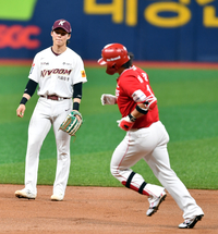 [포토] ‘부러우면 지는건데’ 최정 쳐다보는 김혜성