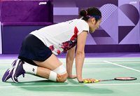 [포토]안세영, 붕대 감은 무릎 꿇고...