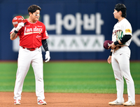 [포토] ‘7회초 동점타...2루안착’ 추신수